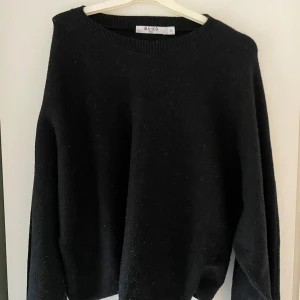 Svart tröja från NA-KD - Säljer en stilren svart tröja från NA-KD. Tröjan har en klassisk design med långa ärmar och rund halsringning❣️Den sitter lite croppat 