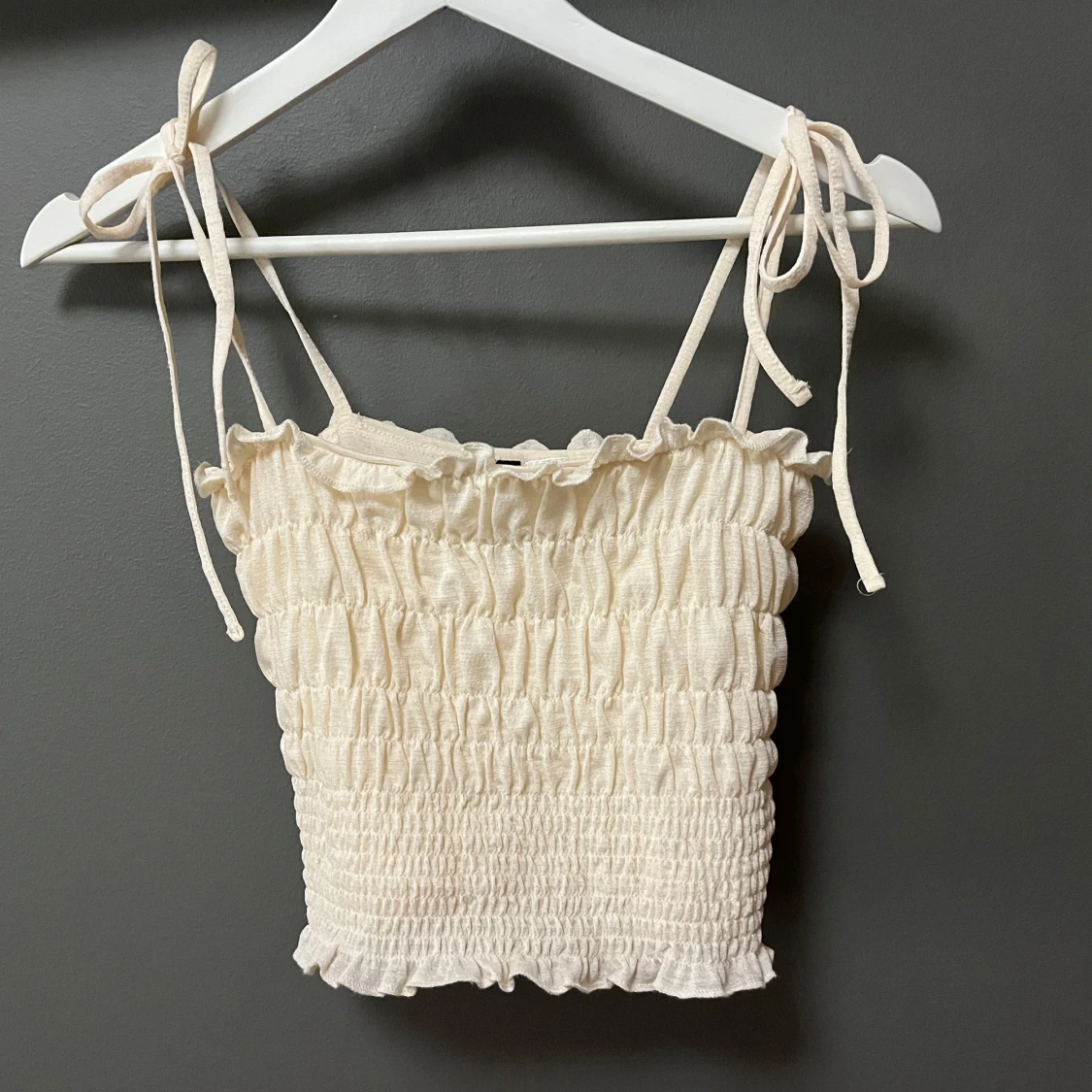 Beige smockad linnetopp med knytband