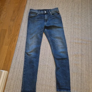 Marinblåa replay jeans - Replay jeans i stilrent skick typ aldrig använda bara testade. Det finns bara en defekt på jeansen och det var att det va ett håll I fikan med har jag lagat så djupet i fickan är lite mindre.