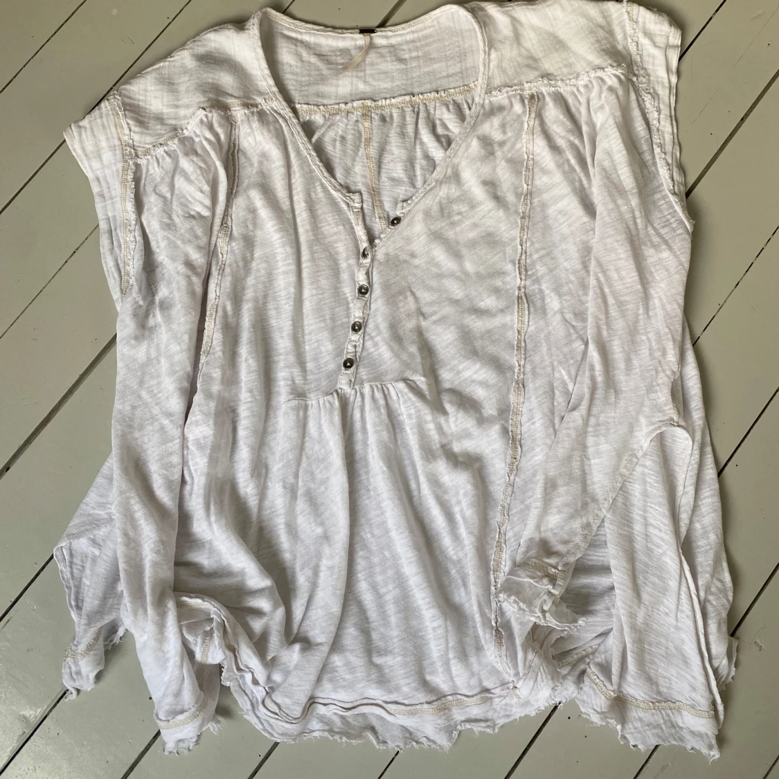 Vit blus med knappar - 3