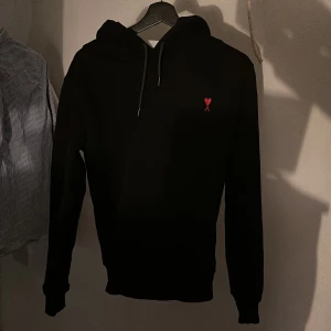 Ami Paris hoodie  - En riktigt fett hoodie från ami Paris, tröjan är i nyskick och är riktigt najs nu till kallare väder, den passar dig som har xs eller s, jag själv är 170cm lång o den sitter bra på mig om du har fler frågor hör av dig, säljer för 1200 men pris kan diskuteras🤩🤩