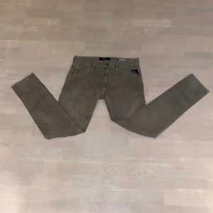  Replay Anbass jeans  - Snygga jeans från Replay i modellen Anbass. Det är väldigt bra skick på det. Nu pris 1800kr. Skriv om ni har frågor eller vill ha ett annat pris på varan 