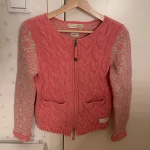 Rosa stickad kofta från Odd Molly - Snygg stickad kofta från odd molly med dragkedja och två fickor framtill. Storlek 1 och ett motsvarar ungefär xs-m