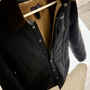 Patagonia jacka - Säljer min insulated fjord flannel jacka från patagonia. Nypris 2500. Mycket bra skick. Riktigt skön och snygg jacka som passar vid kyla då den har pälsfodring inuti som gör att den är väldigt bekväm och värmeisolerande. Storlek S men passar även M. 