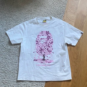 Bape T-shirt - Storlek M, lite missfärgning vid nacken men går säkert bort i tvätten, 67cm lång, 53cm bred