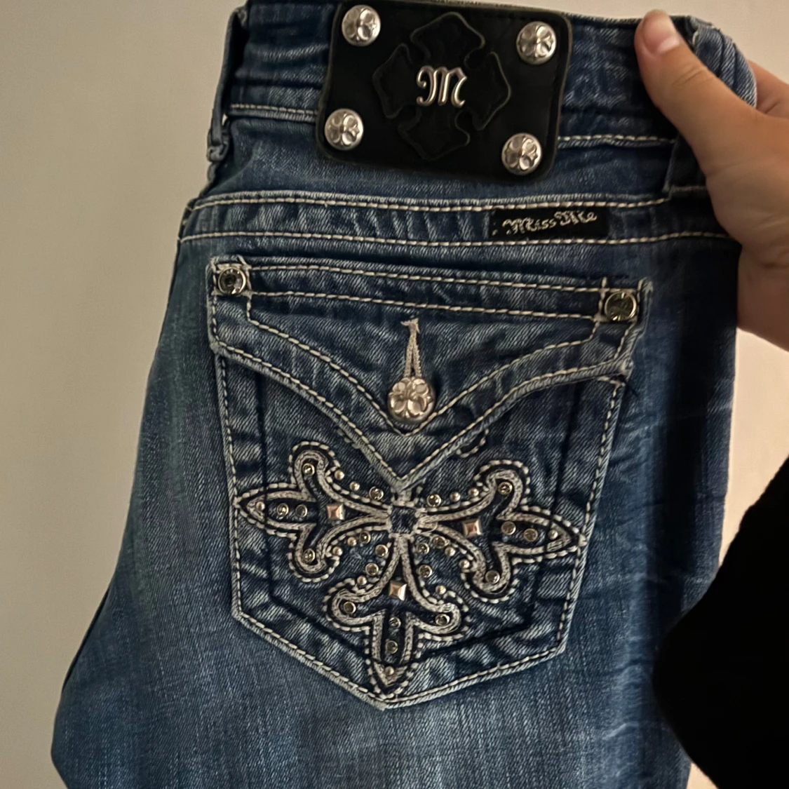 Blå jeans med broderade bakfickor från Miss Me - 3