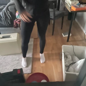 Svarta leggings - Säljer ett par svarta leggings med hög midja. Använd fåtal gånger, köpt för 800kr 