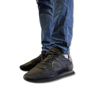 Svarta Philippe Model Trpx  - Snygga svarta sneakers från Philippe Model med en stilren design. Dessa skor är väldigt sköna och kommer även med reflexer under mörkret. Nypris runt 3500kr. Skriv om ni har några frågor🙏