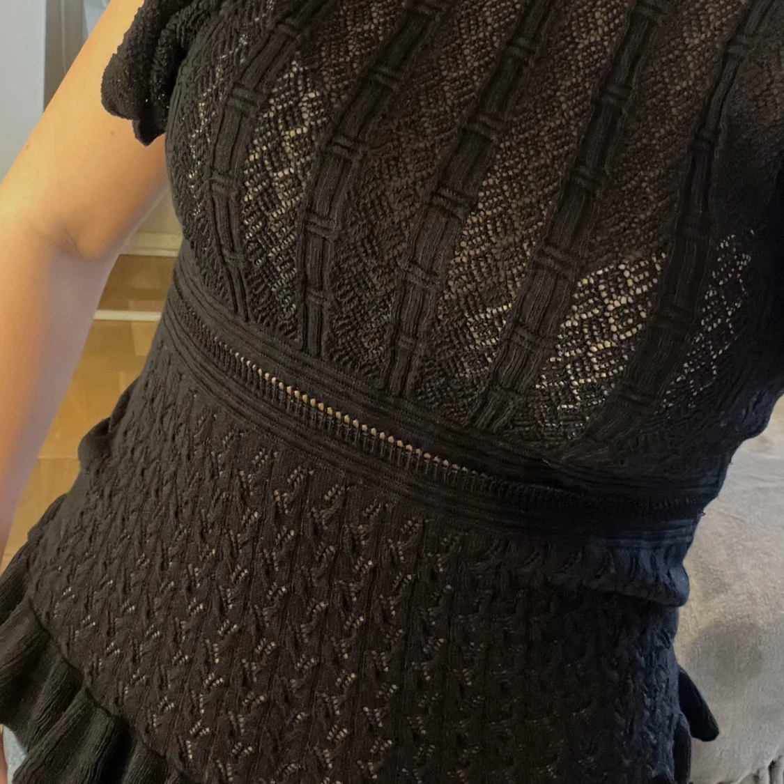 Svart topp med volangdetaljer - 91