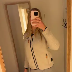 Säljer min patagonia fleece då jag inte får den till användning, nytt skick! Passar både till tjejer och killar, den har luva också