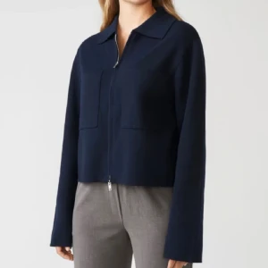 Åhléns cardigan - Marinblå cardigan ifrån Åhléns, nypris 600kr. Skriv för fler bilder och priset kan diskuteras❤️