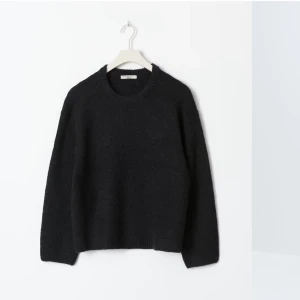 Svart stickad tröja från Gina Tricot - Säljer en stickad tröja från Gina Tricot i storlek S. Nypris 400kr!!