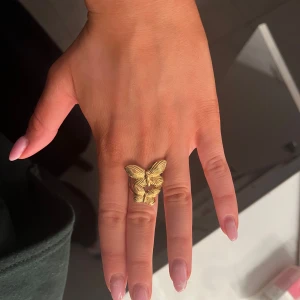 Guld ring - Säljer denna super fina guldiga fjärils ringen. Den är från ett egenföretag och är endast använd några få gånger. Därav väldigt bra skick 