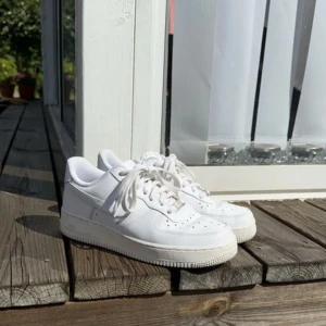 Nike Air Force sneakers - Säljer ett par klassiska vita Nike Air Force sneakers. Perfekta för en avslappnad och trendig look. Skorna är använda fåtal gånger, syns med små creases vilket syns på bild nr 2. Annars är skorna som nya. 