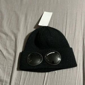 C.p company beanie mössa - Köpte den för ett tag sen men har inte använt den.  Helt oanvänd och orörd