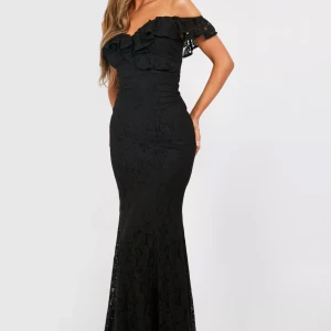 Svart offshoulder klänning - Oanvänd balklänning i svart med offshoulder ärmar och spets. Nytt skick.