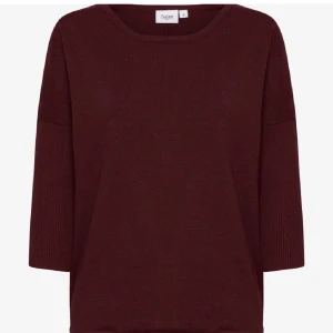 Vinröd tröja från Saint Tropez - Säljer en vinröd stickadtröja från Saint Tropez med trekvartsärm. Perfekt för en stilren och bekväm look. Tröjan har en enkel design som passar till många tillfällen, och som är enkel att styla!! ❤️❤️❤️