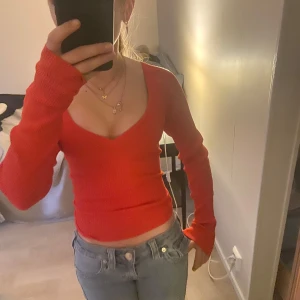 Röd ribbad tröja från JDY - Säljer en snygg röd ribbad tröja från JDY. Tröjan har en v-ringad design och långa ärmar, perfekt för en stilren look. Passar bra till jeans eller kjol för en avslappnad stil. Säljer pågrund av för lång i ärmarna, pris är förhandlingsbart💕