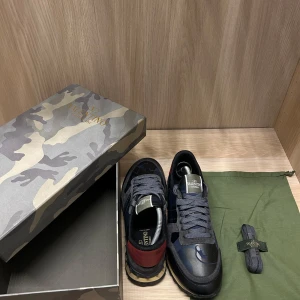 Valentino Rockrunner (låda finns) - Använda fåtal gånger (Skick 10/10)  | Köpta för ett bra pris | Säljer för ett bra pris | DM vid funderingar/ Frågor | Självklart autentiskta | Priset går att diskutera vid snabb affär!❤️