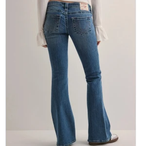 True religion jeans  - Nellys true religion jeans i modellen ultra low rise joey flare SN, storlek 27! De är väldigt lågmidjade. Använda en gång, något stora i storleken i midjan. Slutsålda! De är stretchiga, och innerbenslängden är ca 82, tvärsöver midjan är det ca 40cm, och grenhöjden är typ 18cm!