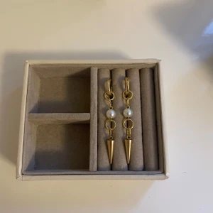 Sonya Earrings  - 59Kr för ett par💞 gjorda i rostfritt stål vilket innebär att de inte tappar färg eller färgar av sig! Beställ via Plick eller Ebnorth.quickbutik.se🫶🏼 hör av er vid frågor 🤗