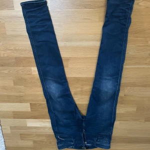 Mörkblå jeansbyxor - Snygga mörkblå jeans i storlek som inte är använda jätte mycket och i ett bra skick storlek 28/32 skick:7/10