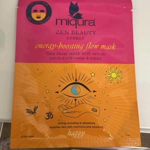 Energy-boosting flow mask från Miqura - Zen Beauty Energy face sheet mask med serum, berikad med apelsin och papaya. Denna mask ger energi och fräschör, och tillför huden näring och fukt. Passar alla hudtyper.