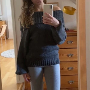 Mörkgrå offshoulder tröja hm - Säljer då den inte används, nyskick💗