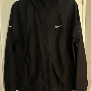 Vindjacka från Nike  - Använd enstaka gånger. Inga skador eller defekter. Hör av dig vid fler frågor eller intresse! (Kan gå ner i pris vid snabbt köp) Jackan har fin passform och najs o ha på våren.