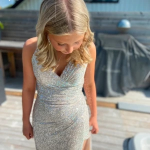 Glittrig silverklänning från jjs house köpes  - Köpes Snygg glittrig silverklänning med v-ringad hals och en smickrande passform. Perfekt för att glänsa på festen! ✨köpes  