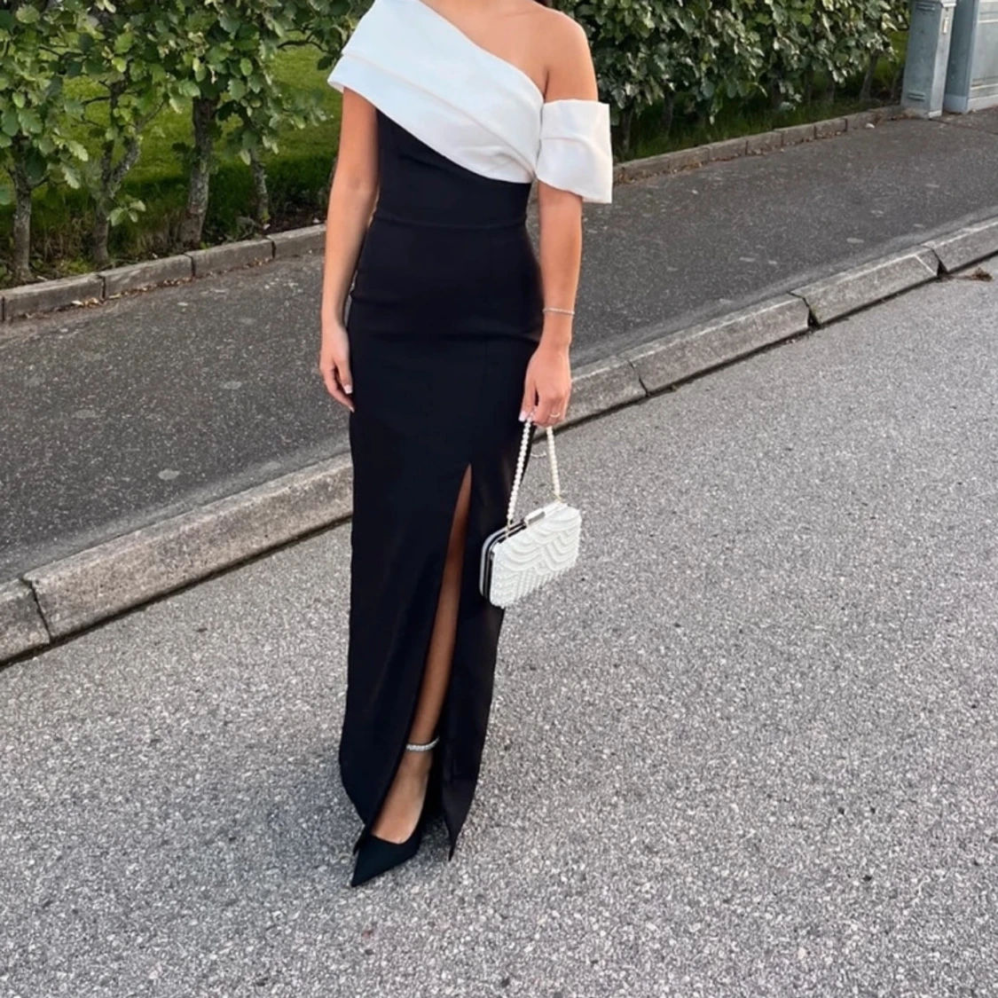 Svart och vit offshoulder långklänning - 1