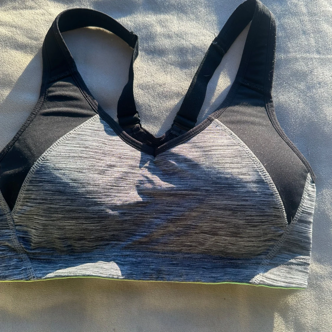 Grå och svart sport-bh från H&M