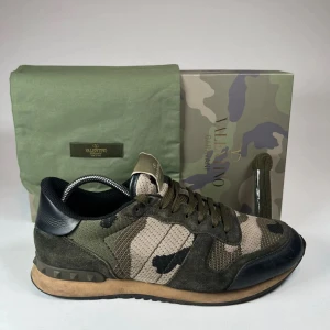 Valentino Garavani Rockrunner  - Snygga Valentino Garavani Rockrunner sneakers i ett coolt camouflage-mönster. Skorna är i skick 8,5-10 och allt og ingår. Pris går att diskturera vid snabb affär. Hör gärna av er vid frågor🙌