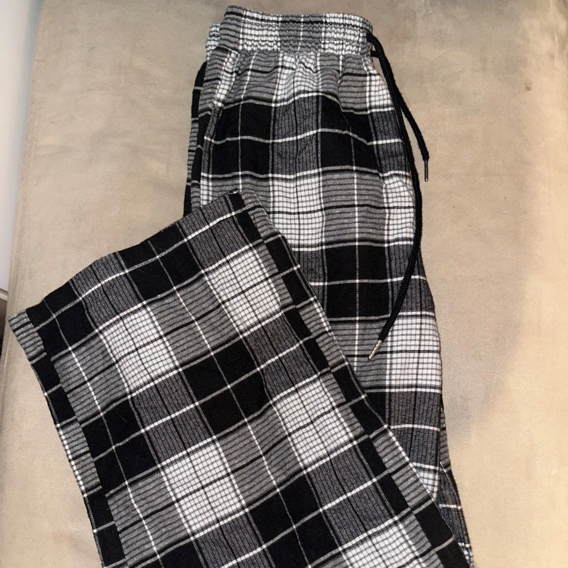 Svartvitrutiga byxor med snörning - 91