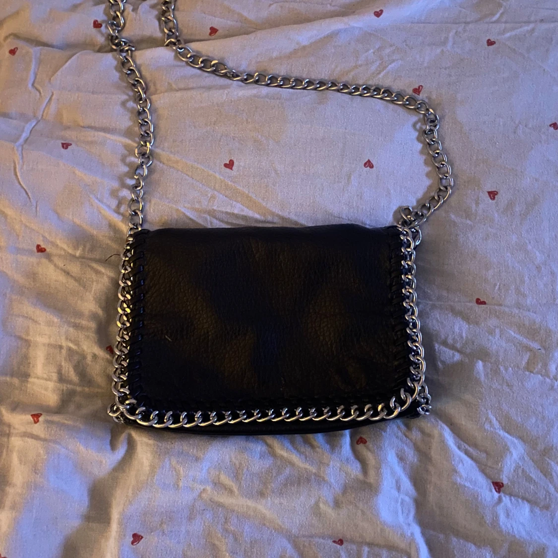 Svart axelväska med kedjedetaljer från Tiamo - 2