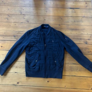 Polo Ralph lauren vårjacka - Säljer denna as feta polo Ralph lauren jackan. Den är knappt använd och är i 8/10 skick. Priset är ej hugget i sten. Hör av er vid funderingar!