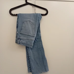 Ljusblå jeans från Denim Rebel 36 - Snygga ljusblå jeans från Denim Rebel. Klassisk femficksdesign med knapp och dragkedja framtill. Perfekta för en avslappnad stil.