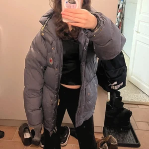 Fjällräven jacka - Jätte snygg Fjällräven jacka lite äldre modell men är hel förutom dragkedjan, som jag satte en ring på så den går ändå att dra upp och ner. Pris går att diskutera men nypris 6999kr! 