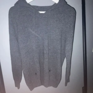 Mörkgrå Kashmir hoodie  - En mörkgrå Kashmir hoodie. Väldigt unik färg skulle jag säga. Otroligt snyggt och varm. Med metal bitar vid snörea. Jag vill ha 749kr men priset kan diskuteras om någora fråga säl dom då. Helt ny all dig ens provat på 10/10 