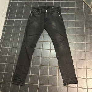 Svarta jeans från Replay - Säljer ett par svarta Replay jeans i mycket bra skick. De har en slim passform och är tillverkade i ett slitstarkt material. Perfekta för både vardag och fest! 🖤