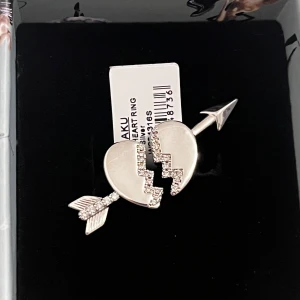 IOAKU Heart ring - Säljer min IOAKU heart ring i silver. 🩵🩵 Priset kan vara diskutabelt. Ny pris 499kr ringen går inte att köpa längre.