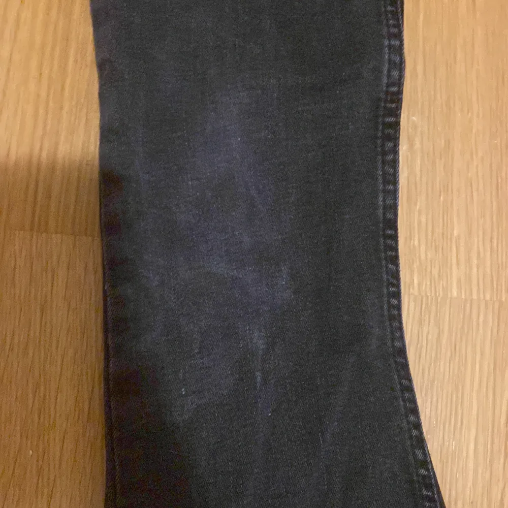 Säljer ett par svarta bootcut jeans i bra skick. Perfekta för både vardag och fest, och passar bra till höst- och vintergarderoben. Materialet är slitstarkt och bekvämt. Det är en fläck på vänstra knät, syns knappt! . Jeans & Byxor.