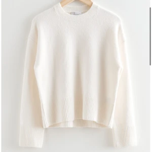 Vit stickad tröja från & Other Stories - Säljer en superfin vit stickad tröja från & Other Stories. Köptes förra året och har använts ment i bra skick, inga defekter. Nypris är 550 och säljer därför för 290kr🤗 passar xs och s