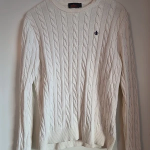 Kabelstickad Morris tröja - Säljer denna trendiga och stilrena Morris tröja i färgen vit stl M