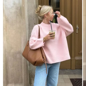 Rosa stickad tröja - Säljer en mysig rosa stickad tröja med rund hals och långa ärmar. Perfekt för kyliga dagar och ger en avslappnad look. Passar bra till jeans eller kjol. Aldrig använd bara testad. Nypris 899kr säljer pga förliten, uppnådde inte mina förväntningar.
