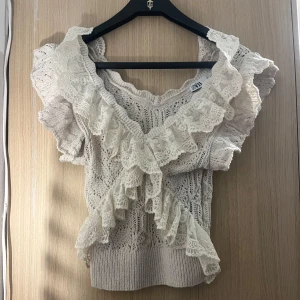 Volangtop från Zara - Volang topp från Zara i superfint skick. Andvänd fåtal gånger då den är lite liten för mig. Skriv för bilder på eller frågor 💗