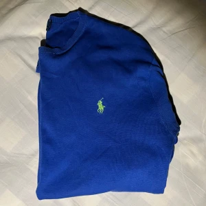  Ralph Lauren tröja - Säljer en snygg blå tröja från Ralph Lauren i slim . Perfekt för en stilren look! Storlek L passar M. Toppskick! 