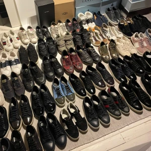 Lanvin skor  - Hej! Säljer nu slut på alla mina trendiga skor! 59 par inne nu och tanken är att alla ska bort. Olika storlekar från 38-46. Alla skorna är i mycket bra skick och vissa är helt nya! Hör av dig om vilken storlek du söker så tar jag fram alternativ. Större affärer uppskattas! Hör av dig vid frågor  Finns mycket og till skorna 