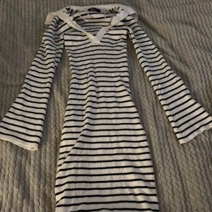 Randig ribbad klänning - Säljer en superfin randig klänning med v-ringning och långa ärmar. Den är ribbad och har en skön passform som sitter snyggt på kroppen. Perfekt för både vår och höst! 🖤🤍(köpt för 600!)