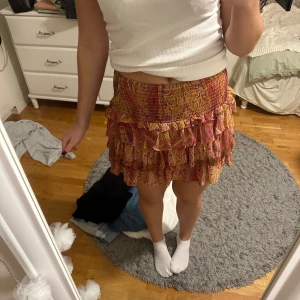 Volangkjol från zara - Säljer nu denna populär volangkjol från zara då jag tycker den är lite för liten för mig💕